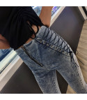 Jeans con lacci incrociati laterali